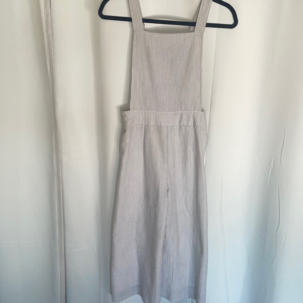 Sadie & Sage Grey and White Striped Capri Jumpsuit Size Small